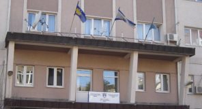 Një person lëndohet nga aksidenti pranë objektit të policisë në Prishtinë