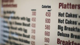 Etiketat e kalorive në menu nuk ndikojnë shumë në përmbajtjen ushqimore