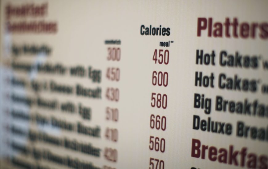 Etiketat e kalorive në menu nuk ndikojnë shumë në përmbajtjen ushqimore