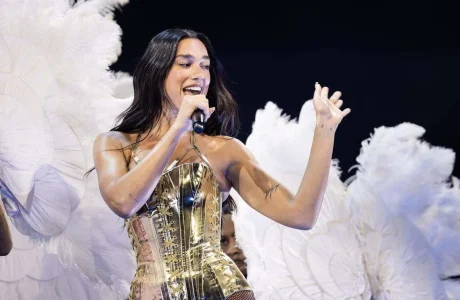 Dua Lipa sfidon dhimbjen dhe rikthehet në skenë në Dallas