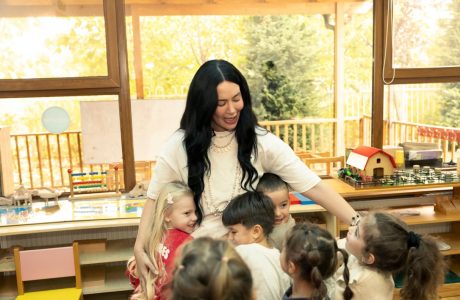 “Magjia që më ndryshoi jetën” — Dafina emocionohet mes fëmijëve në Prishtinë