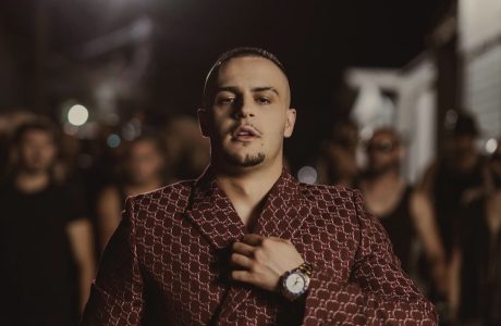 Me një gjuhë të ashpër, Don Xhoni njofton për zhvillimin e rëndësishëm