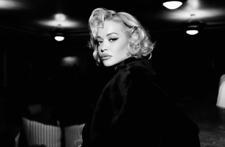 Rita Ora frymëzohet nga Marilyn Monroe në paraqitjen e fundit glamuroze