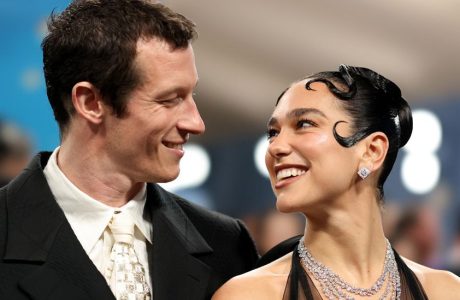 Callum Turner rrëfen momentin e parë magjik me Dua Lipën