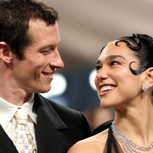 Callum Turner rrëfen momentin e parë magjik me Dua Lipën