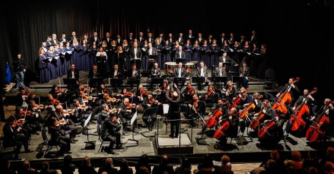 Kosova blen instrumente muzikore, por ende pa sallë koncertale