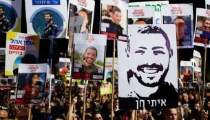 Izraelitët mblidhen për të shënuar dy vjetorin e sulmit të Hamasit