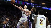Lakers mposhtin Kings pas një nate interesante