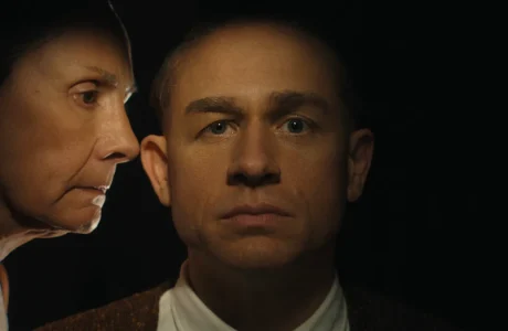 Charlie Hunnam përballet me “përbindëshin”