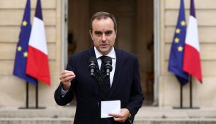 Macron i kërkon kryeministrit francez në largim të bëjë përpjekjen e fundit për të zgjidhur krizën politike