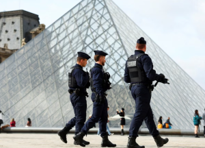 Pesë të dyshuar të tjerë të arrestuar në lidhje me grabitjen e Luvrit