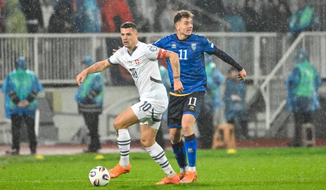 Zviceranët të habitur: Kosovarët fishkëllyen ambasadorin e ‘trashgimisë kulturore’