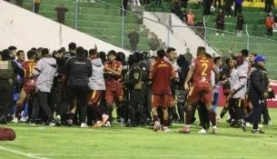 Arbitri jep 17 kartonë të kuq në ndeshjen e Kupës së Bolivisë