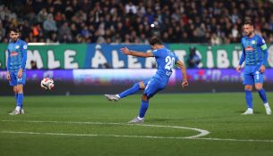 Momenti kur Qazim Laçi shënon dhe shtang portierin e Fenerbahçes