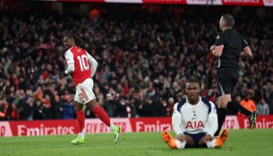 Eberechi Eze ‘gjunjëzon’ i vetëm Tottenhamin