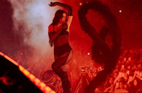 Dua Lipa preket nga dhurata e fansave brazilianë