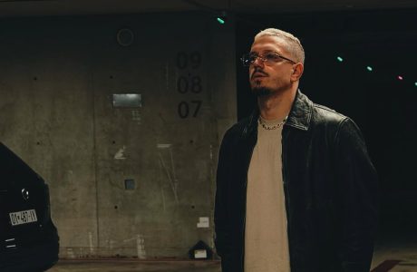 Në zhurmën e lajmeve për ndarje, Elgiti “kërkon” falje