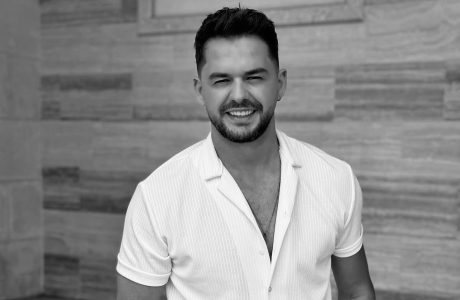 Një zë që shoqëroi breza: Vdekja e Shpat Kasapit prek thellë publikun shqiptar