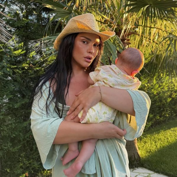 Einxhel Shkira në një reflektim të rrallë mbi famën, podcastet dhe mëmësinë