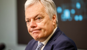 Skandal në Bruksel: Ish-komisioneri evropian akuzohet për pastrim parash