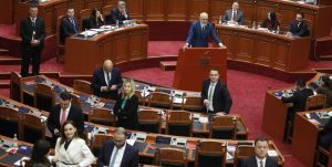 Kur s’ke boshtin, kthen shpinën