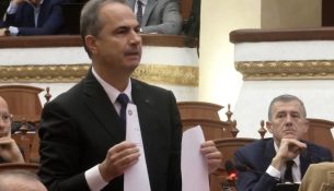 Opozita akuzon për manipulim procesverbalësh, Boçi shpërthen në Kuvend