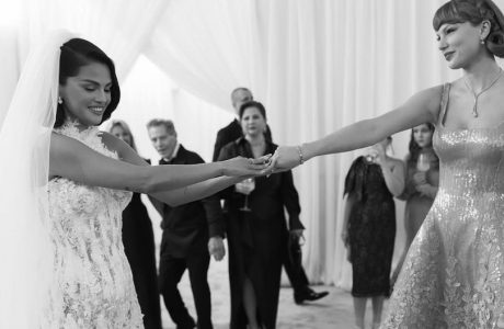 Taylor Swift dhe Selena Gomez shkëlqejnë në një foto të papublikuar nga dasma