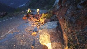 Situatë problematike në Dibër nga reshjet e dendura, bllokime rrugësh