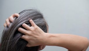 Arsyet se pse flokët zbardhen herët