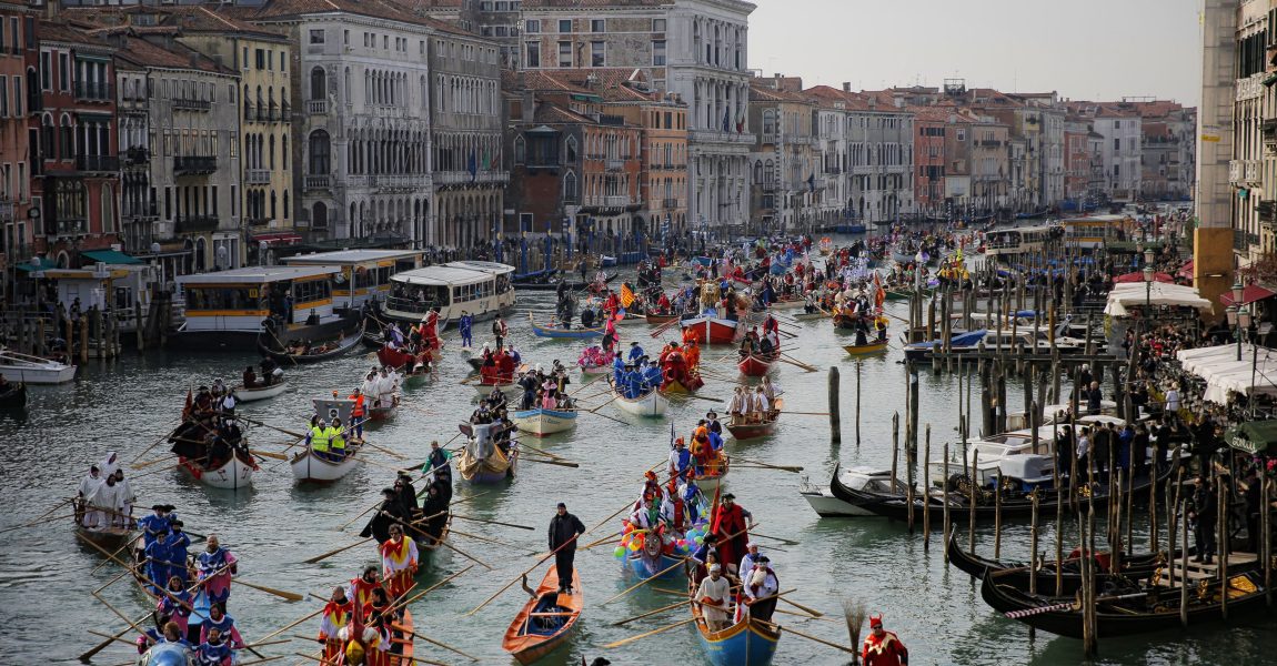 Qytetet evropiane që po kufizojnë turistët