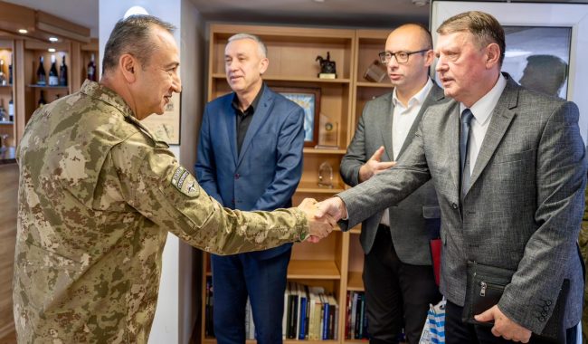 Ulutas e Elek diskutojnë për situatën e sigurisë në veri