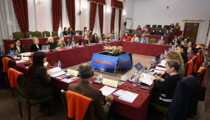 Gratë në politikë mbeten të nënpërfaqësuara dhe të shënjestruara nga dhuna digjitale