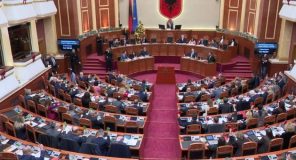 Parlamenti rikthehet me një agjendë të ngjeshur për integrimin evropian