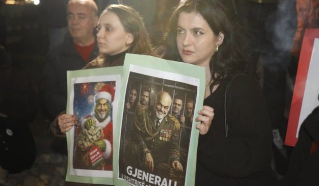 “Kush mbjell uri, korr revoltë” – Lëvizja Bashkë proteston para Kuvendit