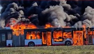 Zjarri përfshin disa autobusë në parkun “Rinia” në Durrës, zjarrfikësit izolojnë flakët