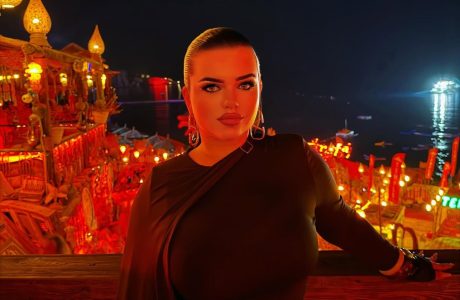 Gresa Gashi pëson incident në skenë