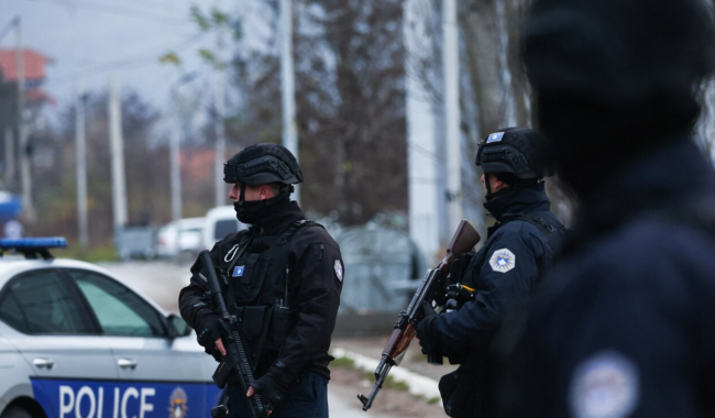 Policia e Kosovës sjell nga jashtë një të dënuar dhe ekstradon tre persona të kërkuar