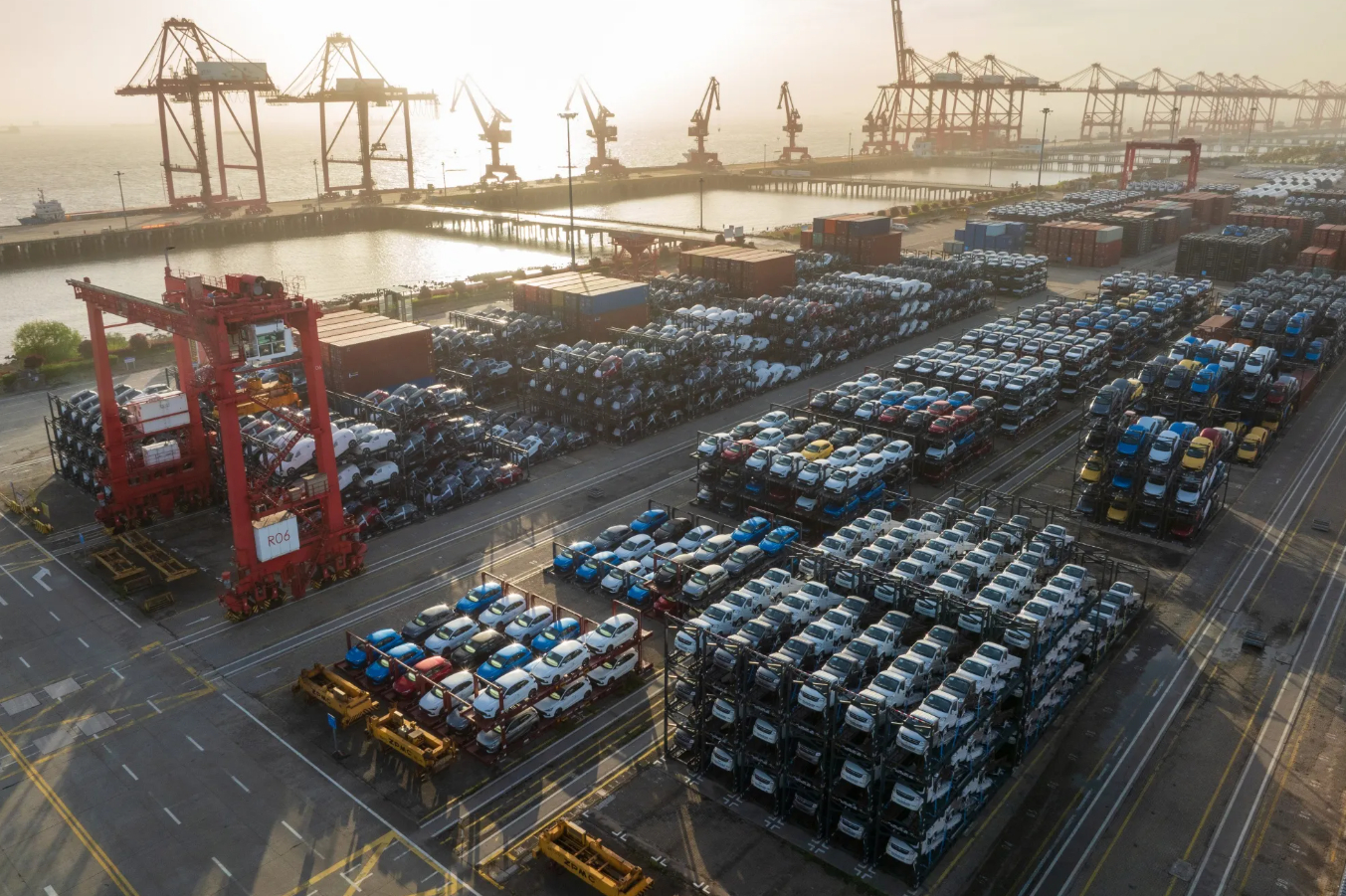 Kina thyen rekord: suficit tregtar mbi 1 trilion dollarë