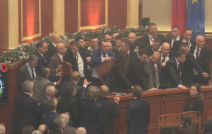 Mes përplasjesh dhe flakadanësh, Kuvendi voton projektligjet