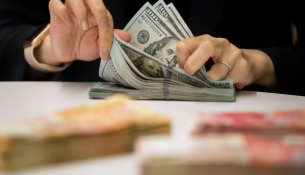 Migrimi paguan, shqiptarët fitojnë 2.5 herë më shumë jashtë vendit