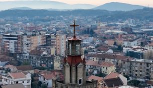 Kisha Katolike përcjell mesazh paqeje dhe shprese për Krishtlindje