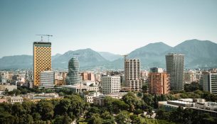 OKB: Ekonomia shqiptare me rritje të moderuar nën nivelin para-pandemik