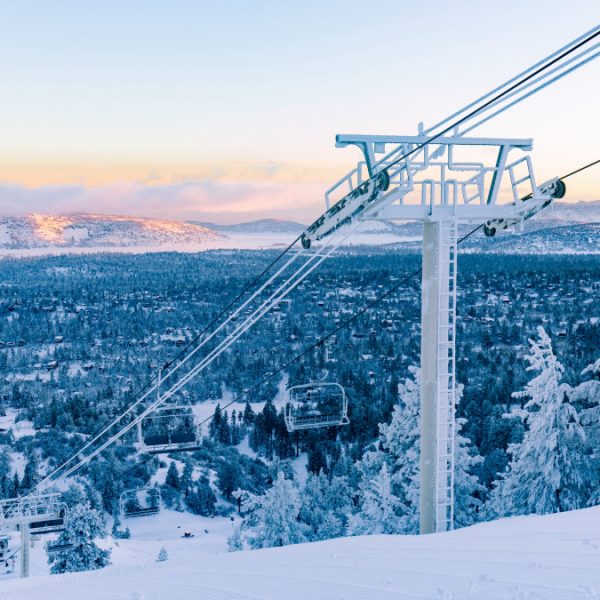 Një fshat alpin francez ofron ski falas gjatë gjithë dimrit për të kursyer para