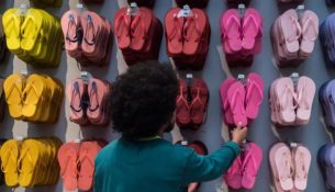 Mbështetësit e Bolsonaros “anulojnë” markën e shapkave Havaianas për shkak të një reklame televizive