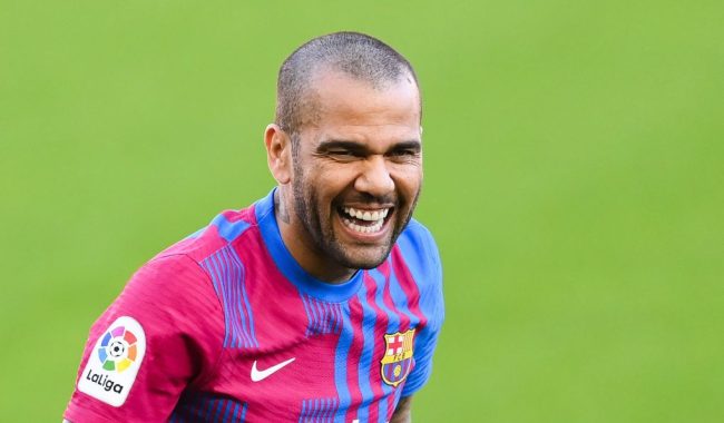 Dani Alves rikthehet në futboll