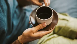 Efekti psikologjik i kafeinës arrin kulmin në mëngjes