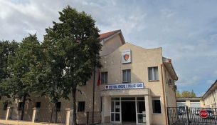 Qëlluan me armë zjarri drejt një biznesi – Arrestohet 59-vjeçari, në kërkim i biri