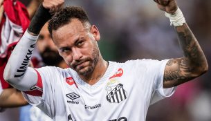 Neymar realizon tripletë pavarësisht se luan me një dëmtim në gju