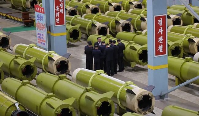 Kim Jong-un urdhëron Korenë e Veriut të rrisë prodhimin e raketave në vitin 2026