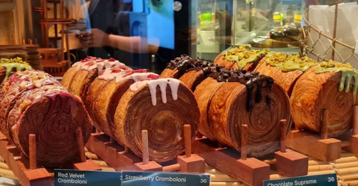 Pse udhëtarët vazhdojnë të presin në radhë për ushqimet virale?